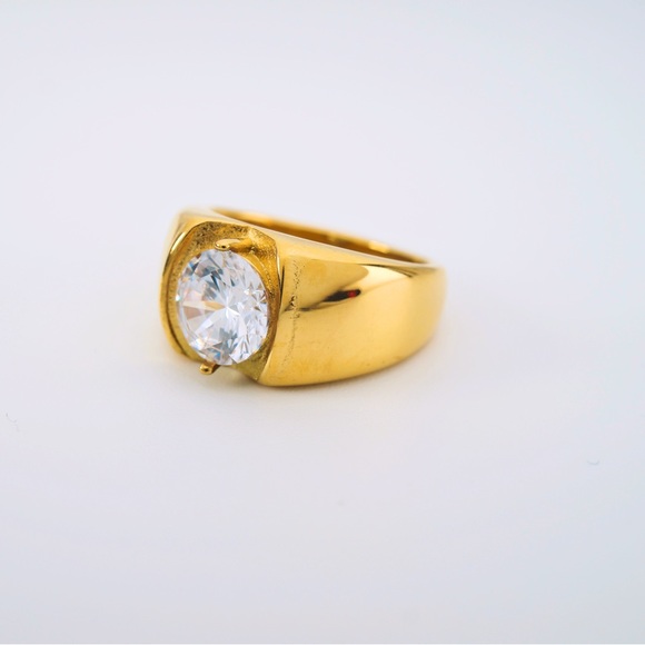 Brilliant Clear Crystal Chunky Statement 18K Gold Plated Ring - Picture 4 of 6